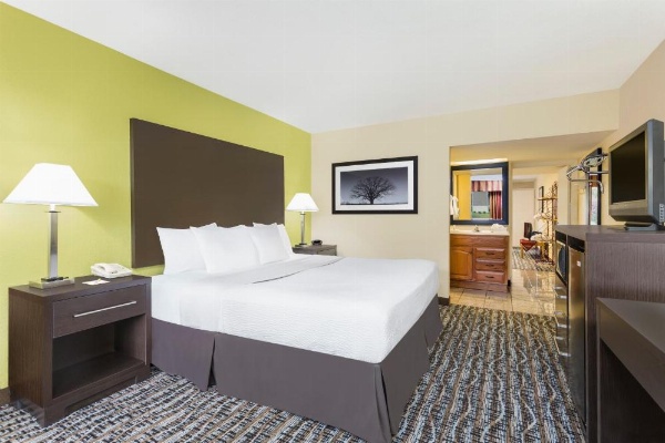 Days Inn by Wyndham Asheville/Mall image 24